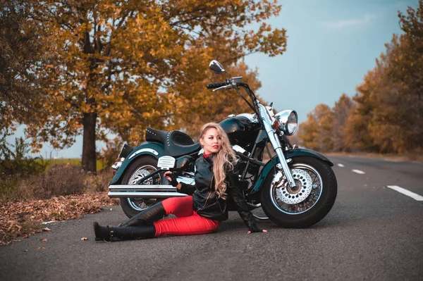 オートバイの屋外でポーズ美しいバイカーの女性 — ストック写真