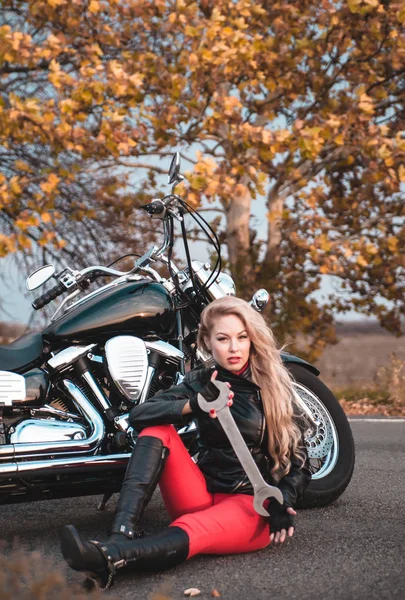 Schöne Biker Frau Posiert Mit Motorrad Freien — Stockfoto