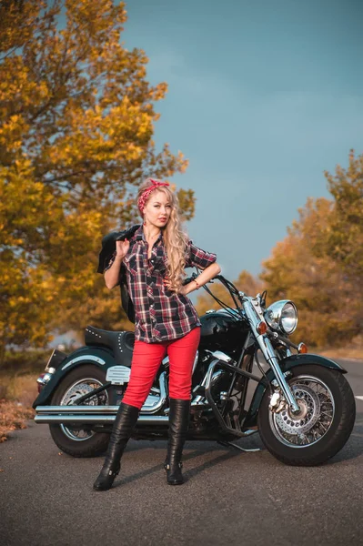 Mulher Bonita Motociclista Posando Com Motocicleta Estrada — Fotografia de Stock