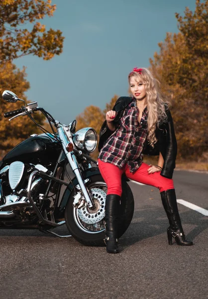 Biker Piękna Kobieta Stwarzających Motocykla Drodze — Zdjęcie stockowe