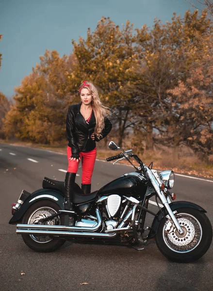Mulher Bonita Motociclista Posando Com Motocicleta Estrada — Fotografia de Stock