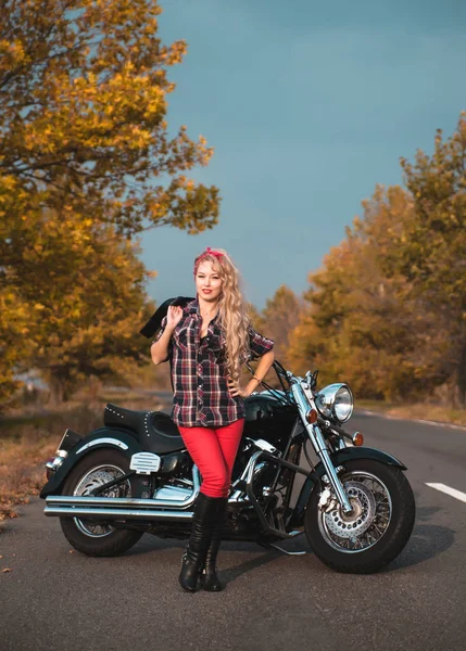 Belle Motard Femme Posant Avec Moto Sur Route — Photo