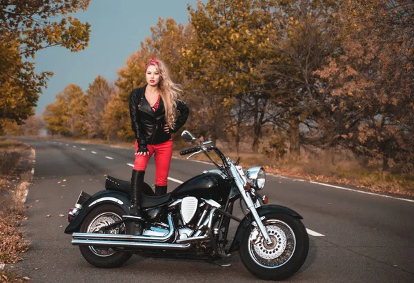 Hermosa Mujer Motociclista Posando Con Motocicleta Camino —  Fotos de Stock