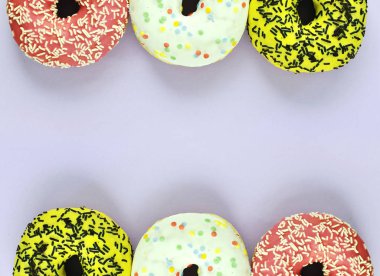 Renkli arka planda lezzetli Donuts.