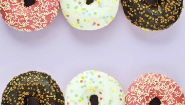 Renkli arka planda lezzetli Donuts.