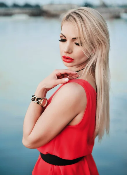 Menina Bonita Vestido Vermelho — Fotografia de Stock