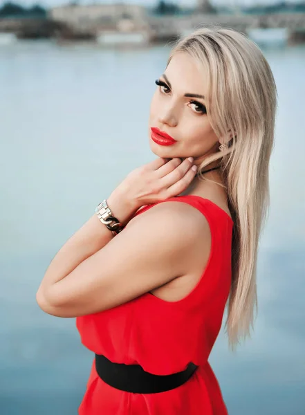 Menina Bonita Vestido Vermelho — Fotografia de Stock