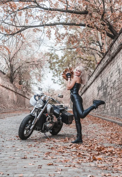 Stylish Woman Leather Wear Has Fun Autumn Leaves Outdoors — Stock Photo, Image