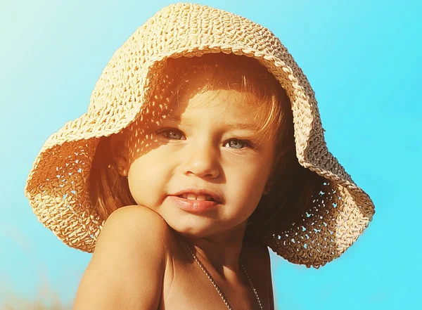 可爱的小女孩在蓝色背景的帽子 — 图库照片