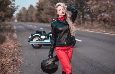 Motosiklet yolda kadınla şık motorcu.