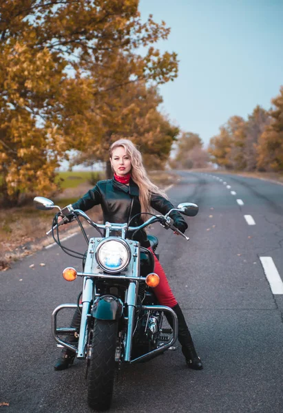 オートバイの道路上でスタイリッシュなバイクに乗る女性 — ストック写真