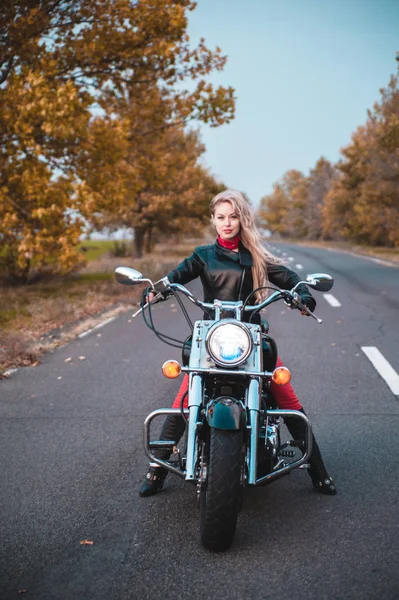 Femme Motard Élégant Avec Moto Sur Route — Photo