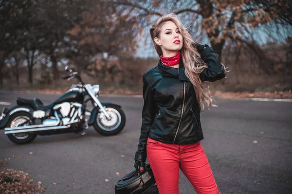 Mulher Motociclista Elegante Com Motocicleta Estrada — Fotografia de Stock