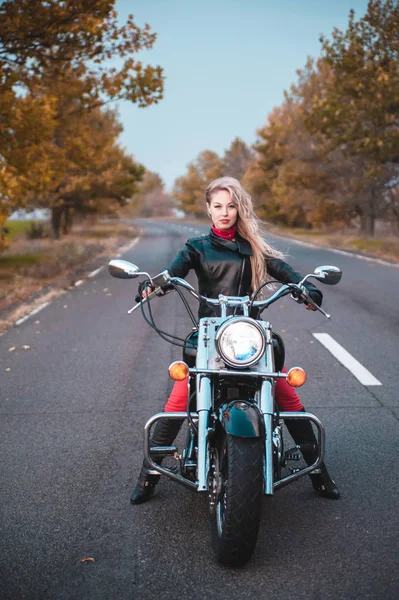 Stijlvolle Biker Vrouw Met Motorfiets Weg — Stockfoto