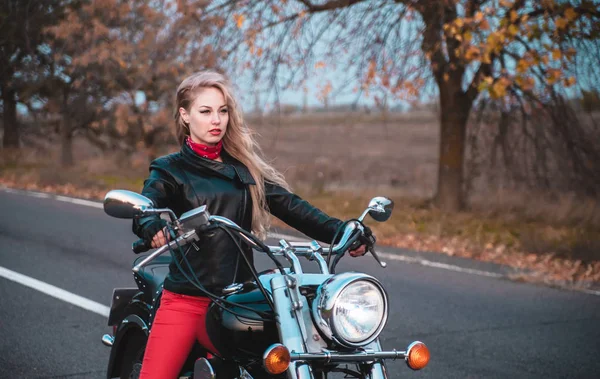 Mulher Motociclista Elegante Com Motocicleta Estrada — Fotografia de Stock