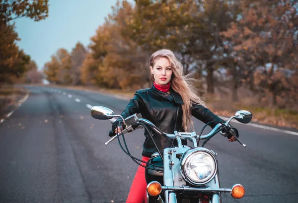 Femme Motard Élégant Avec Moto Sur Route — Photo