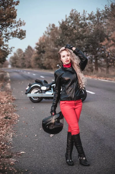 Snygga Biker Kvinna Med Motorcykel Vägen — Stockfoto