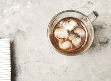 Taş arka planda buzlu kahve. Yaz soğuk içecek.