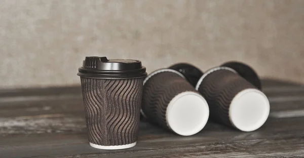 Bruin Papieren Bekers Voor Koffie Houten Achtergrond — Stockfoto