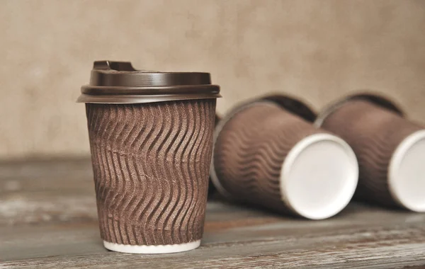 Tazas Papel Marrón Para Café Sobre Fondo Madera —  Fotos de Stock