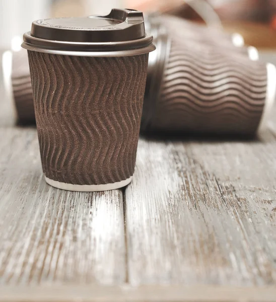 Braune Pappbecher Für Kaffee Auf Holzgrund — Stockfoto