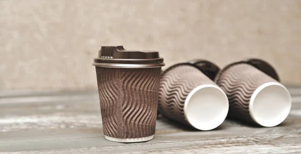 Bruin Papieren Bekers Voor Koffie Houten Achtergrond — Stockfoto