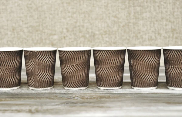 棕色纸杯 用于木质背景咖啡 — 图库照片