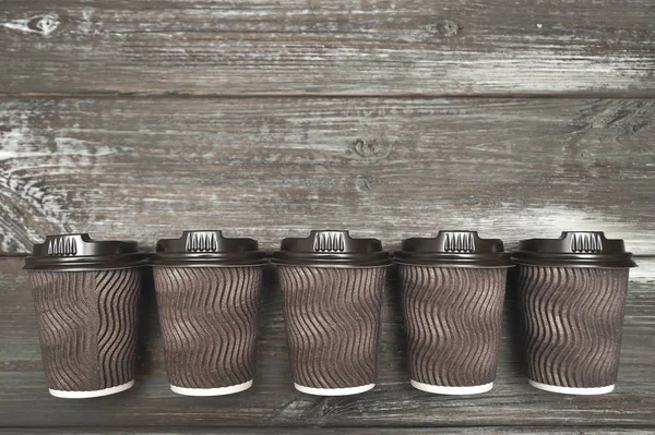 Tazas Papel Marrón Sobre Fondo Madera — Foto de Stock