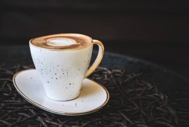 Cam masada bir fincan latte. Latte Sanat. 