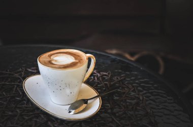 Cam masada bir fincan latte. Latte Sanat. 
