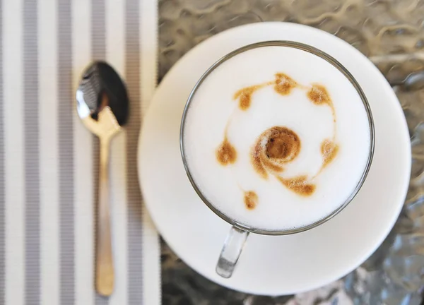 Una Taza Café Con Leche Mesa Cristal Arte Latte —  Fotos de Stock