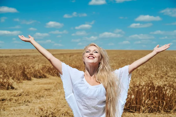 Beautiful Caucasian Woman White Dress Posing Meadow Wheat — Stock Photo, Image