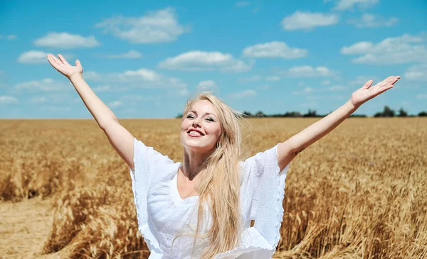 Beautiful Caucasian Woman White Dress Posing Meadow Wheat — Stock Photo, Image