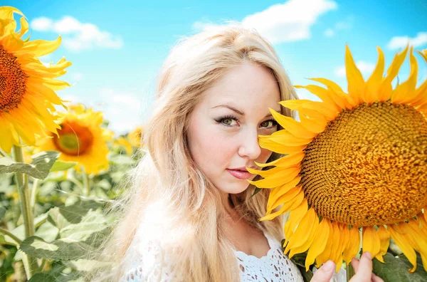 Piękna Kaukaska Kobieta Białej Sukience Pozowanie Łące Słonecznikami — Zdjęcie stockowe