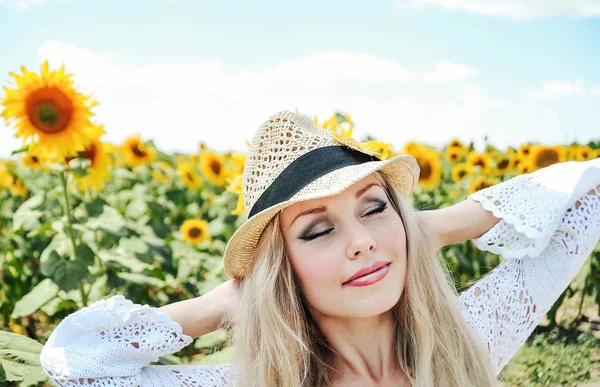 Krásná Kavkazská Žena Bílých Šatech Pózuje Louce Slunečnicemi — Stock fotografie