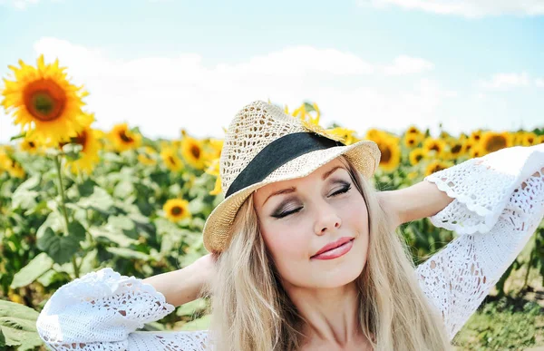 Beautiful Caucasian Woman White Dress Posing Meadow Sunflowers — Stock Photo, Image