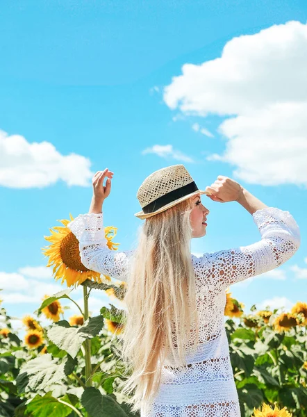 Beautiful Caucasian Woman Posing Meadow Sunflowers — Stock Photo, Image