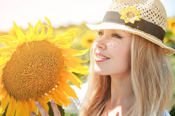 Beautiful Caucasian Woman Posing Meadow Sunflowers — Stock Photo, Image
