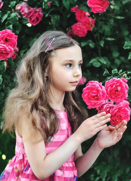 Piękna Dziewczynka Pozowanie Róż Zewnątrz — Zdjęcie stockowe