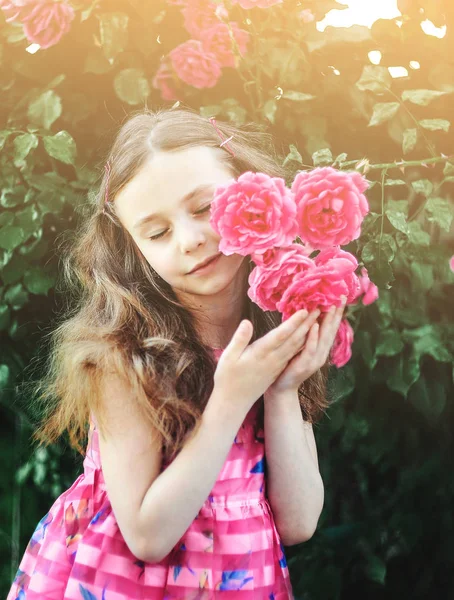 Piękna Dziewczynka Pozowanie Róż Zewnątrz — Zdjęcie stockowe