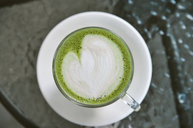 Arka planda yeşil matcha latte. Sağlıklı içecek.