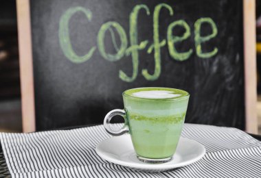 Arka planda yeşil matcha latte. Sağlıklı içecek.