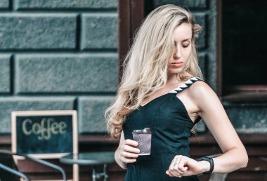 Kahve evde kahve kağıt fincan ile güzel genç kadın.