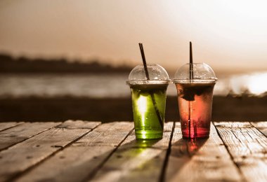 Yaz soğuk coctails açık havada.