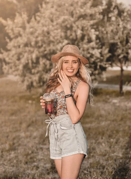 Belle Jeune Femme Dans Chapeau Élégant Avec Boisson Froide Été — Photo