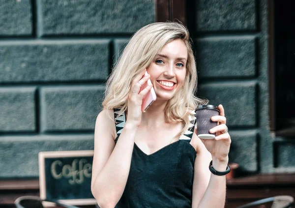 Vacker Ung Kvinna Med Papper Kopp Kaffe Coffee House — Stockfoto