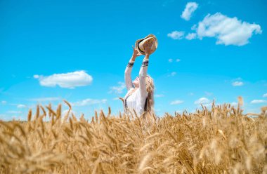 Sahada poz veren beyaz elbiseli güzel kız