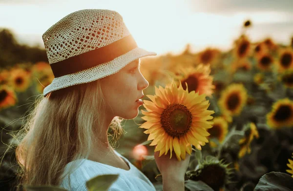 Beautiful Caucasian Woman White Dress Posing Meadow Sunflowers — Stock Photo, Image