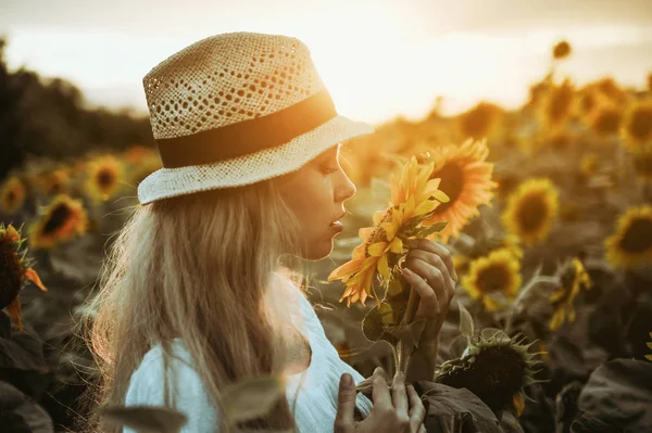 Beautiful Caucasian Woman White Dress Posing Meadow Sunflowers — Stock Photo, Image
