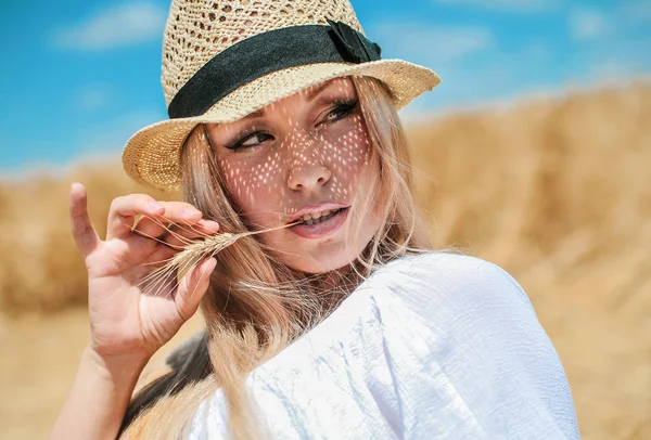 Schöne Kaukasische Frau Posiert Auf Wiese Mit Weizen — Stockfoto